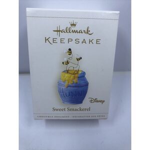 Hallmark Keepsake Ornament ~ SWEET SMACKEREL ~ Winnie the Pooh. Disney